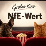 Hund und Katze im Kino vor einer Leinwand mit der Aufschrift „Großes Kino NfE-Wert“