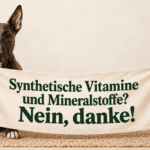 Synthetische Vitamine und Mineralstoffe in Hundefutter und Katzenfutter: Warum sie nicht in hochwertiges Futter gehören Bullterrier und orangefarbene Katze halten ein Stoffbanner mit der Aufschrift „Synthetische Vitamine und Mineralstoffe? Nein, danke!“